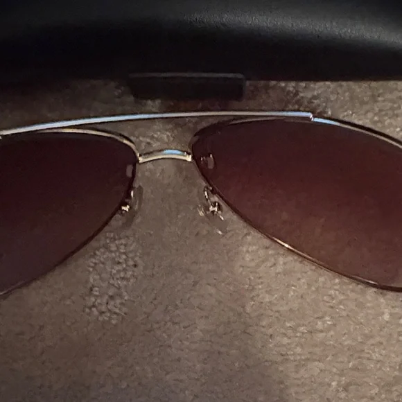 Ray-Ban Gold Frame Sunglasses with Black Case - Picture 11 of 12